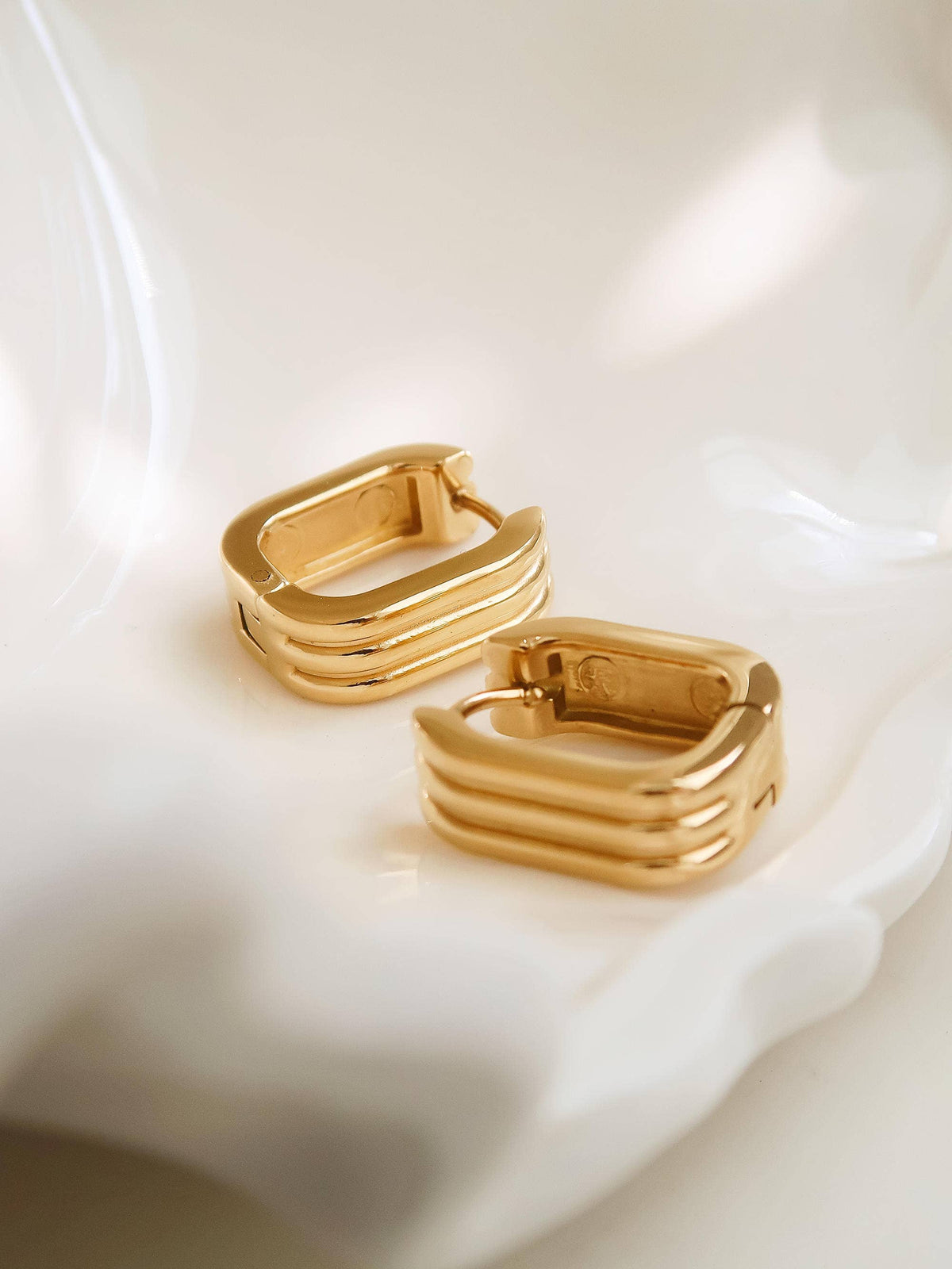 Noah 18K Gold Non-Tarnish Stripe Hoop Earring: Yellow Gold